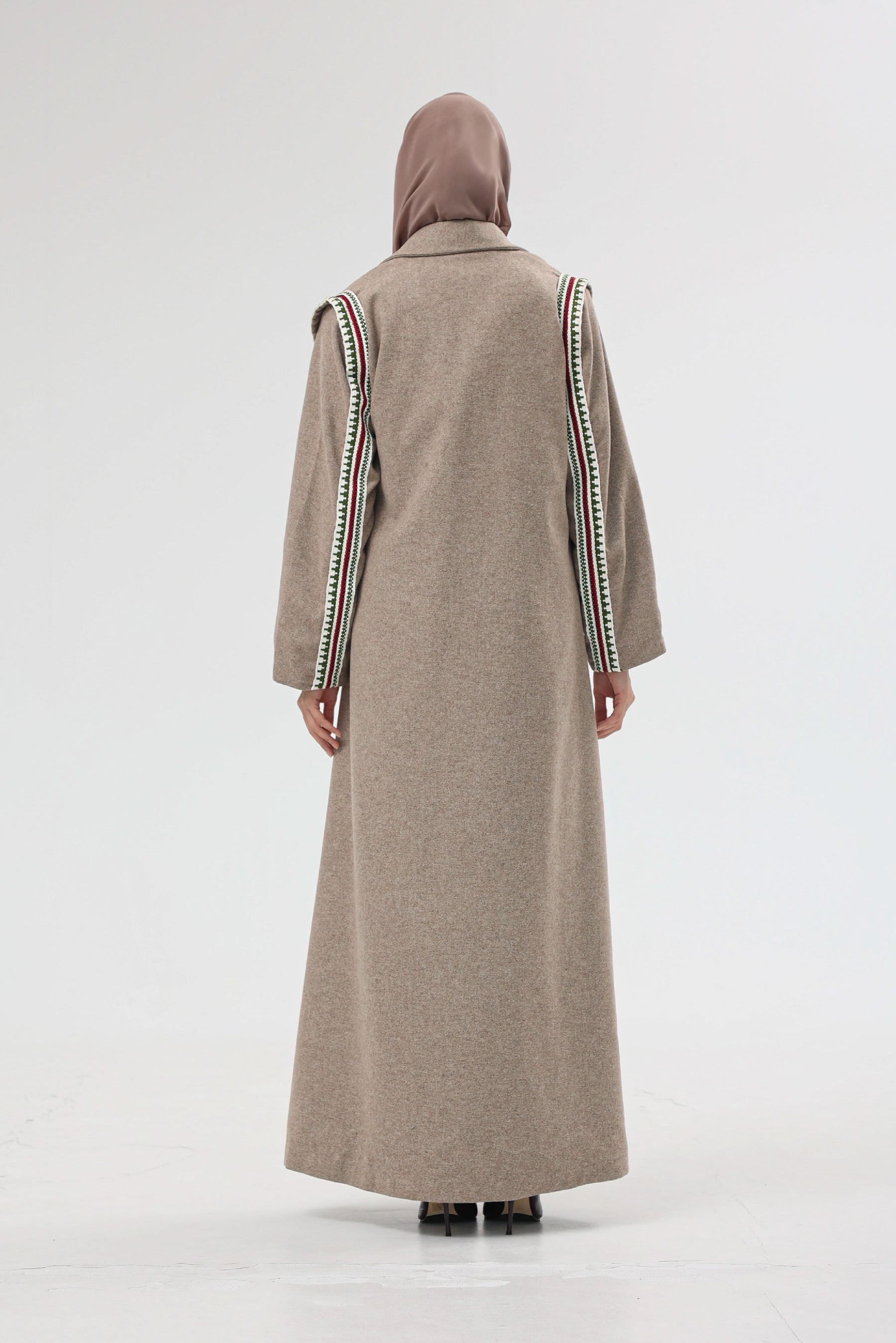 Horse Tooth Sadu Abaya in Calm Desert