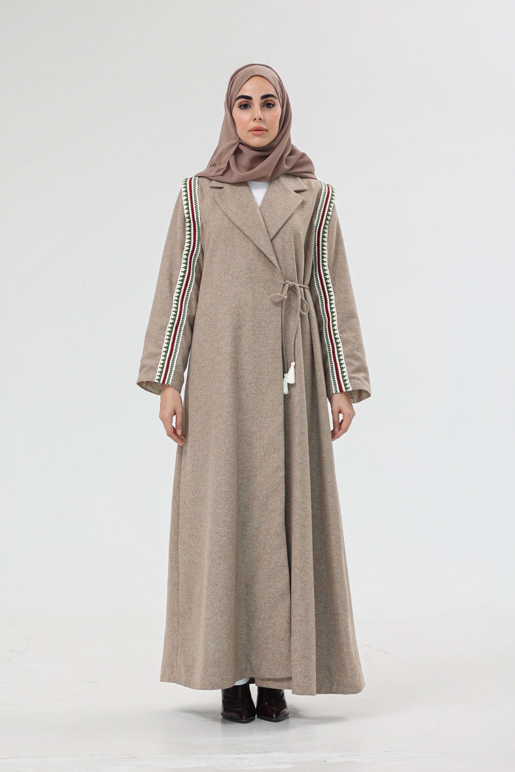 Horse Tooth Sadu Abaya in Calm Desert