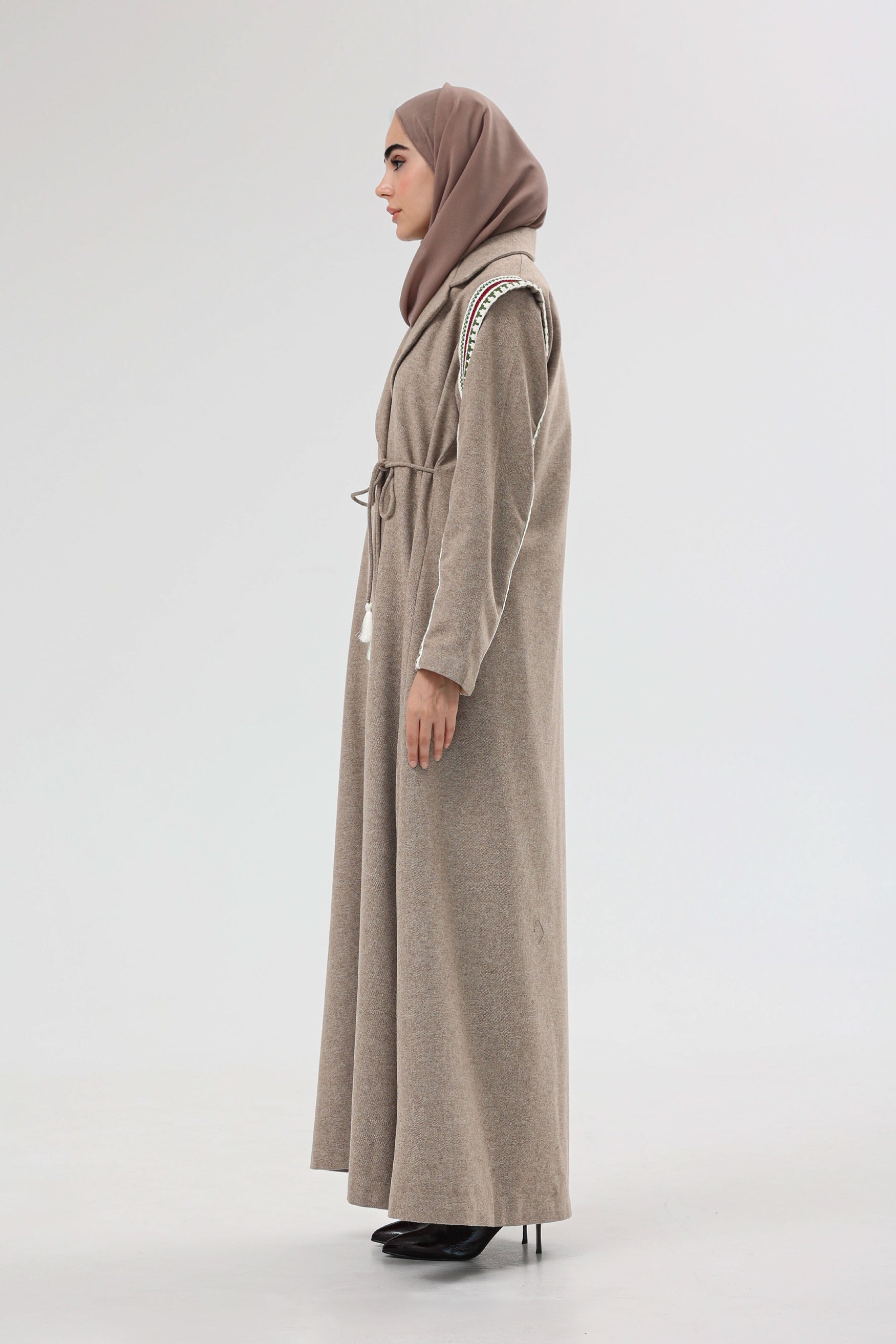 Horse Tooth Sadu Abaya in Calm Desert