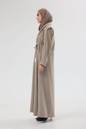 Horse Tooth Sadu Abaya in Calm Desert