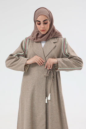 Horse Tooth Sadu Abaya in Calm Desert